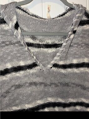 NWOT POL Gray, Black & White Striped V-Neck Sweater S